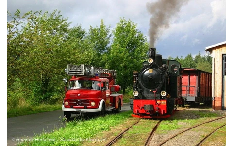 Hist. Feuerwehrfahrzeuge am Bahnhof der Sauerlände